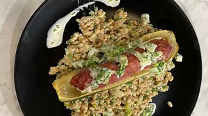 Courgette farcie à la chair à saucisse, salade d’orge aux herbes