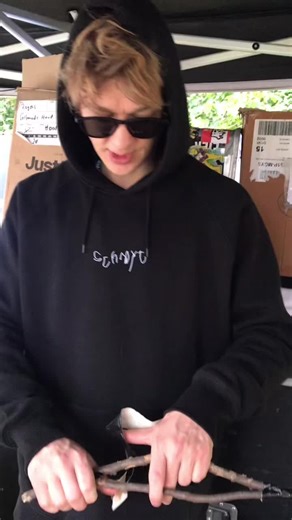 Gründliche Festival Vorbereitungen. Merch gibts auch auf schmyt.de