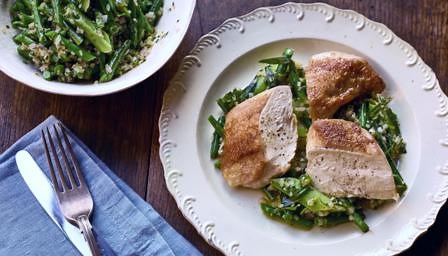 Roasted chicken breast with leeks and green beans recipe