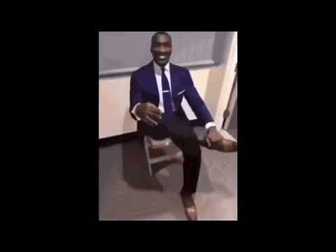 Hombre negro con traje elegante y musica clásica meme