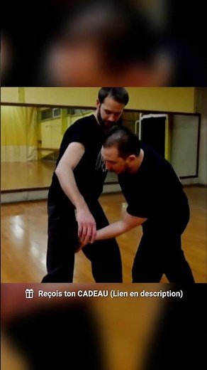 Comment se défendre contre un ceinturage de face en combat de rue (Penchak Silat) N°2 #Shorts