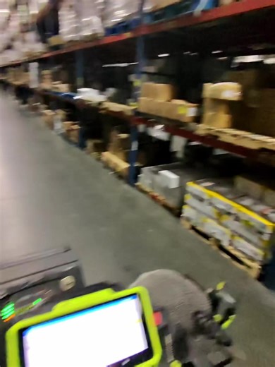 Building pallets #sysco #warehouselife #orderpacking #selector #runner