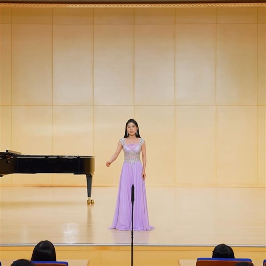 The primary trait that distinguishes the singers of Shen Yun is their use of bel canto technique to sing Chinese text. Audience members have expressed that Shen Yun’s vocal pieces are reminiscent of sacred music. | Shen Yun Zuo Pin