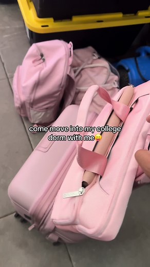 Moving into College Dorm Vlog