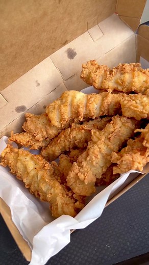 Sunday arvo KFC feeds are an absolute staple. Zinger stacker gets all the glory but the tenders are chronically underrated 🔥 #KFC #brisbaneburgerquest #blokesandtheirzingerboxes #friedchicken #zingerbox #sandwich | Brisbane Burger Quest