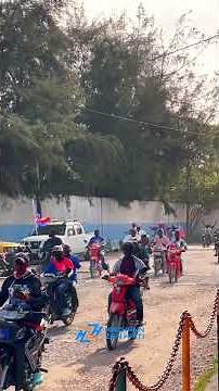 Plizyè Chofè Taxi moto ak Drapo Ayiti ap chofe lari Vil Okay avan match Haïti vs Écosse la.