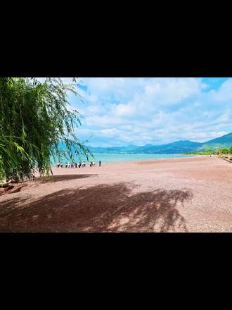 重游抚仙湖（一）抚仙湖湿地公园（红沙滩） 抚仙湖红沙滩位于云南玉溪澄江市，是湖边一处免费开放的红色沙滩景点，因沙土呈红褐色与湛蓝湖水形成反差而闻名。位置：位于抚仙湖西岸，导航搜“红沙滩”或“红山咀”就能到，属于开放式公园 。景色：沙滩颜色多为砖红或暗红色，阳光好时与蓝色湖水拍照很出片，傍晚看日落效果更佳 。成因：主要是附近红砂岩经湖水冲击风化形成的细小碎粒，属于自然奇观 。#风和海都是自由的 #海