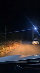 Urgent Hello mo envi pass 1 message l'authoriter concerner ena 1 camion salté ki vin board so camion lor chemin dan morcellement domah 16eme mille. Li met sa pres ek la croisee ki 1 danger potentiel paski pena la lumiere dan sa place la. La journee li travail asoir li declare en panne ek li board so camion li met triangle. Avant ki dimune perdi zot lavie fer accident mo demane Lauthoriter prend action plus vite ki possible | Mopays.com