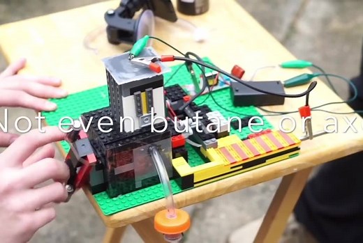 LEGO 2 Stroke Motor – With Real Combustion! (by Mad Brick https://bit.ly/2OJ6bIE) | Beyond the Brick