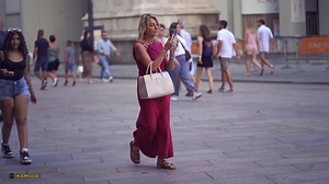 米兰街头时尚优雅穿搭分享，如何在意大利9月秋季穿搭得体