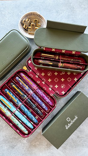 Constance Ann | Creative Journaling on Instagram: "Introducing Esterbrook’s new NOOKS Collection! Designed for writers and collectors, the beloved NOOKS bring both style and function to pen storage🌿 Two gorgeous colors; •Moss Green with a warm burgundy/cream interior💚 •Dandelion Blue with a rich gold/burgundy interior(not shown, more tomorrow)💙 Esterbrook offers these gorgeous pen cases in six sizes. With padded leatherette, embossing and top stitching.. this is storage made elegant✨ Ideal fo
