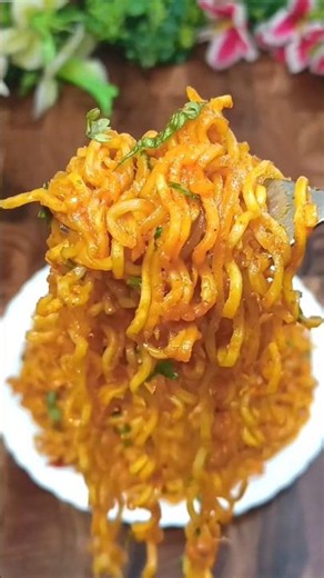 Spicy Chilli Garlic Maggi Recipe 🥵#shorts #maggi #viral #recipe #chilli #snacks #shortsfeed#trending