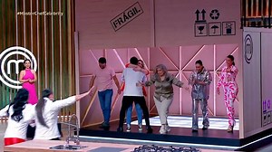 31K views · 425 reactions | Las celebridades fueron sorprendidos una vez más por la caja misteriosa...  Familiares llegaron a #MasterChefCelebrity para cocinar con ellos.  ¡Aquí el resumen del programa 16!  | MasterChef México | Facebook
