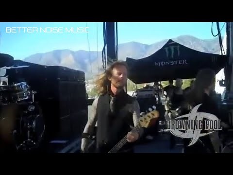 Drowning Pool performs BODIES at Ozzfest