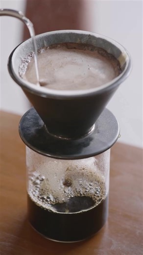 💋女生喝咖啡小心三地雷！ 根據研究，女生喝咖啡容易鈣質流失或漏尿問題，其實，注意三種習慣就能避免喔^^ 🎬健康飲用護一生 👉白咖啡坊蝦皮商城 https://shopee.tw/whitecoffeemill ☕【1/25加價購】 凡購買無糖原味白咖啡30入- 7.9折加價購(現省100元) W特調系列-(冷萃)經典義式黑咖啡200克/袋 🛎️蝦皮精選賣家專屬優惠券 【125當天專屬】-優惠券代碼:SVC-1331496656994524 ⭐25號商城狂購節⏰ 優惠倒數計中 🔥指定物流免運無限次$99起，加碼2張$490超商免運券 🔥 整點灑商城25%蝦幣券，最高回饋1,000蝦幣 🔥 商城10%蝦幣、92折起優惠券人人有！ 🔥 新年熱銷75折起 🔍逛逛去>https://shopee.tw/m/shopee-mall-sale#ksp #白咖啡坊蝦皮商城 #無糖原味白咖啡 #125迎春攻略 #125狂購節 #加價購 #白咖啡坊YouTube https://youtube.com/shorts/6RSn9NW7M4Y?feature=share | 林鈺清