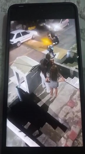 Pelea entre vecinas en Manrique, Medellín, terminó con heridos y una comunidad indignada Prensapaisa.com En un nuevo hecho de intolerancia en Medellín, un enfrentamiento entre vecinas en el barrio Manrique, a la altura de la carrera 42 con la calle 83, dejó varios heridos y un ambiente de tensión que todavía preocupa a los residentes del sector. Según testigos, la pelea comenzó por un parqueadero para motos que las habitantes del primer piso habrían instalado en la acera sin el permiso de la due