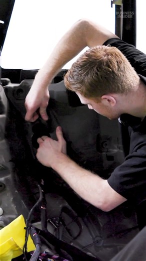 Here's how Rolls-Royce has a virtually silent drive. #rollsroyce #car #engineering | Business Insider