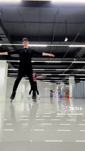 Another #inlineskating lesson with @Coach Dean International Still getting used to the wheels but now i can do outside and inside forward 3 turn and forward pivot #figureskating #progress #adultfigureskater #beginnerfigureskater #iceskating #foryou #fyp #olahraga