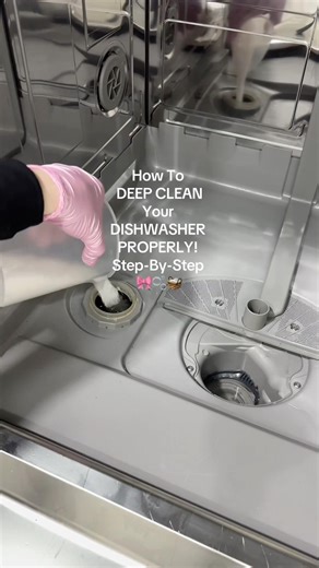 How to clean your dishwasher properly! 🎀🫧🧺 #cleantok #cleaning #cleaningmotivation #motivation