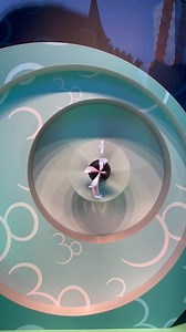 138K views · 463 reactions |  Dans la vitrine d’une boutique du Disney Village ces hélices créent le logo de #DisneylandParis30 en 3D. C’est encore plus impressionnant en vrai ! ✨  In a Disney Village shop window these spinning blades create a 3D logo for #DisneylandParis30. It’s even more impressive in person! ✨ | DLP Report | Facebook