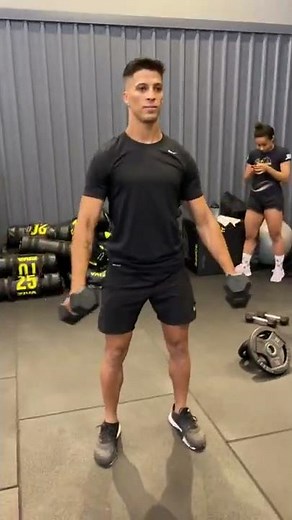 Elevação lateral com halteres