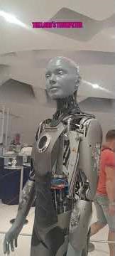 Robot that speaks multiple languages @museumofthefuture #robot