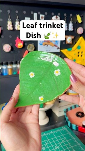 DIY leaf trinket dish made with air dry clay #diy #creativeclayideas #airdryclay #claycrafts #clay