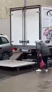 This truck driver using his lift to help an old lady to her car is the most wholesome thing you'll see today 🥺 | UNILAD Tech