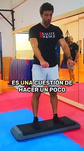 🇪🇸 Entrenamiento Físico para el Karate👉 Enlace en el Perfil Actualmente, podemos encontrar un numero crescente de videos en las redes sociales con ejercicios de Flexibilidad utilizando pesas. Es una manera de trabajar la Flexibilidad Pasiva como otras basadas en el mismo principio: utilizar una fuerza/carga externa para estirar un determinado grupo muscular o segmento corporal. Puede ser una pesa, un cinturón, un(a) compañero(a), las manos, etc. 👉Todos los preinscriptos en nuestra nueva plat