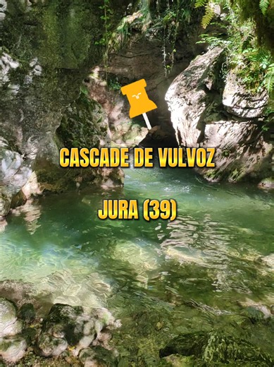 Envie d'une évasion sauvage loin des sentiers battus ? 🌿 Plongez au cœur du Jura pour découvrir la cascade de Vulvoz, un véritable joyau brut. ​Loin des foules, ce spot préservé offre un spectacle rafraîchissant où l'eau cristalline se fraye un chemin à travers un écrin de verdure luxuriante. L'atmosphère y est paisible, bercée uniquement par le chant de la cascade : c'est l'endroit parfait pour une pause déconnexion, une balade ressourçante ou pour capturer la beauté brute de notre nature. 📸�
