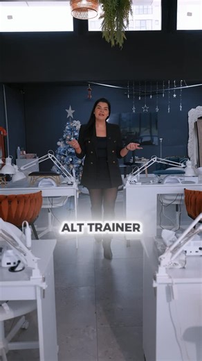 Geanina Dinu Nails Academy on Instagram: "The Empathy Trainer Experience nu este doar un curs. Este pentru trainerii aflați la început de drum, dar și pentru cei care au deja un curs de trainer, știu meserie, știu tehnică… și totuși încă au emoții când se așază în fața cursantelor. Pentru cei care simt că nu sunt suficient de siguri pe ei, care nu au încă sălile pline, care știu că oferă informație valoroasă, dar nu au găsit încă cum să o transmită cu încredere, cu naturalețe, cu empatie. Este p