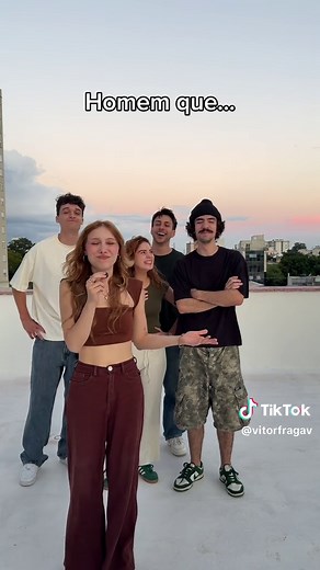 Homens e Seus Hábitos Peculiares com Fio Dental