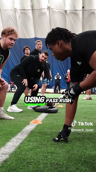 How to get RECRUITED D1 as a Defensive End🏈✅ These are all things coaches want to see in your film👀 Grab a 5⭐️ Football Package Defensive End Edition to join the others becoming absolute MONSTERS this off szn‼️🔥 LlNK lN BlO . . . . . #football #fb #dline #passrush #sack #defensiveend #d1dlineman #d1football #d1FB #5starfootball #5starfootballpackage #fyp #fbtok