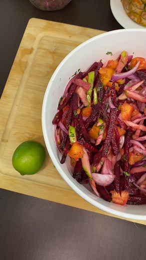 Ensalada de remolacha ❤️ cruda Esta receta es una delicia, queda súper fresca, crujiente , y a demás de esto te queda súper bien para servir en cualquier ocasión, la remolacha cruda tiene muchas mas vitaminas y minerales esenciales para el cuerpo humano y esta ensalada te va a encantar !! Ingredientes:1 remolacha mediana1 manzana verde Media piña 1 cebolla pequeña morada 1 Cda. de cilantro fresco El zumo de 2 limón 1 Cda. de aceite de oliva 1 Cda. de miel Sal al gusto #recetas #remolacha #betarr