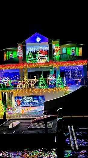 ✨ Mandurah Christmas Lights 2024 ✨ Christmas lights displays are such a personal decision ~ some love going all out, others keep it simple or even not at all. But once again, the amazing residents along our route have created a truly magical display! 🌟 We’re talking nearly 200 beautifully illuminated houses lighting up the night. It’s so breathtaking, I couldn’t capture it all in one video (I had to trim it to just 25 seconds!). If you’re ready to soak up some festive cheer, come down to Mandur