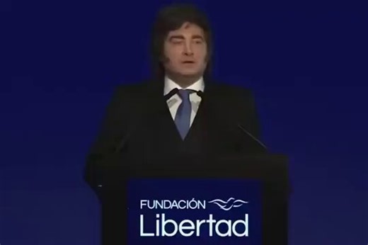 Acá le falló la memoria a @JMilei . Dice que tomar no es una opción porque es inmoral. Le pediste a Trump que te prestara plata para intervenir en el mercado de cambios y distorsionar una variable clave. Es doblemente inmoral: porque tomás deuda y porque querés regular el tipo de cambio.