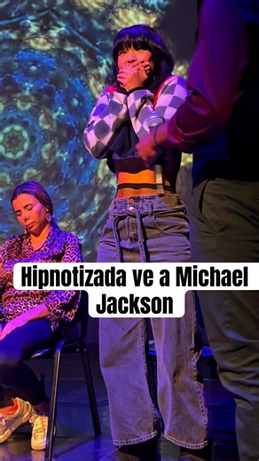 Chica hipnotizada ve a Michael Jackson por sugestión hipnótica #hypnose #hipnotista #hipnosis