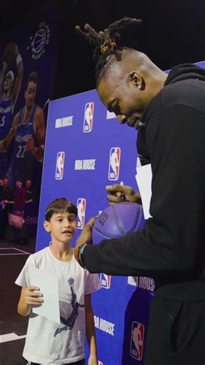 Trying to HIGH FIVE a 208cm NBA Player!