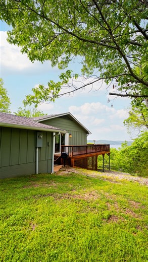 This lakehouse in Arkansas is such a cozy couples getaway 😍📍 Tag your getaway partner below! 👇❤️ 🏷️ - - - #eurekasprings #beaverlake #travelar #beaverlakearkansas #eurekaspringsarkansas #travelarkansas #arkansastravel #arkansas #arkansaslife #arkansasadventure | Lake Shore Cabins on Beaver Lake, Eureka Springs, Arkansas