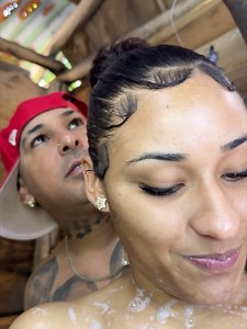 El primo le pide el jabón a la prima en el baño y ella, molesta, se va indignada 😤 Pero cuando él saca un fajo de dinero 💵… 👀 la historia cambia, ella regresa feliz y le pasa el jabón como si nada 😂 Moraleja: el jabón apareció… y el enojo se fue. #comedia #videodeljabon #cuandohaydinero #humor2025 | Amor y Pelea