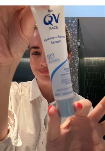 Gone are my days of loving a skincare routine with endless steps - these days I want essentials only. @QV Skincare has been a favourite of mine for nearly 10 years because their products are gentle, easy and deliver. These three steps are hydrating, calming and barrier supporting. 5 minutes later, I’ve got glowing skin and I’m out the door! #5minuteface #morningroutine #grwm #sensitiveskin