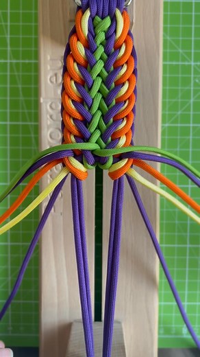 8.2K views · 65 reactions | Learn how to tie the Moonshine knot by Silke Engels. 臨✨This beautiful and unique paracord knot adds an eye-catching twist to any project! Follow along with the tutorial and master this stunning design!  #paracordeu #paracord #paracord550 #dogcollar #diy #paracordprojects #moonshine | Paracord.eu | Facebook