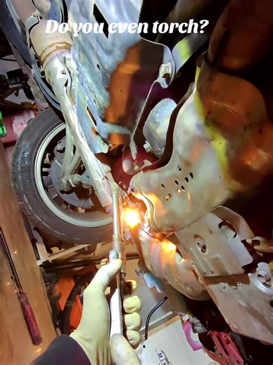 #mechanic #torch #oldschoolmechanic #doyouwventorch #noliftneeded Wonder in new mechanic can use a torch !!? Just listen to that sound!!!!