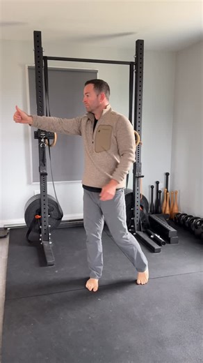 Here’s a really cool exercise with some really surprising results. This is technically called a VOR-c. Which stands for vestibulo-ocular cancellation. It’s a reflexive action that cancels the Vestibulo-ocular reflex so that you can keep your eyes fixated on a moving target while you rotate any part of your midline. We’re making a tweak to the classical VOR-c and putting emphasis on peripheral vision! 🎯 So when you do this, make sure that you bring all of your attention to what’s in the room usi