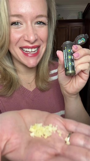 Exploding mint crystals 💥 Zinc-powered, clinically backed odor-fighting, and deadly fresh. No fake stuff. #FreshBreath #MintyFresh #CleanIngredients #OralCareTok #ConfidenceBoost