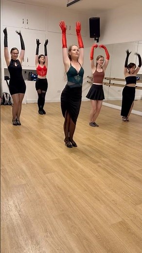 Burlesque Dance Class with Gloves #learntodance #burlesqueclasses #danceclass #londondance #dance