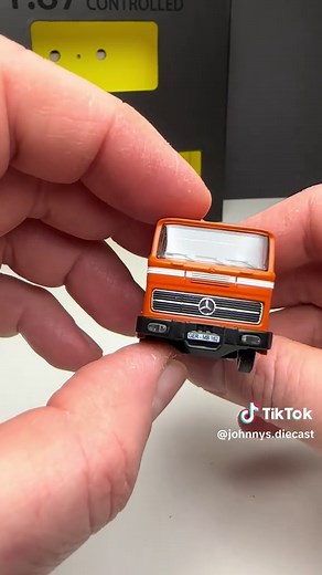 Tiny scale, huge realism 🚛🔥 Today’s video features 1:87 scale RC Mercedes-Benz trucks by Carson — fully remote controlled with working lights, sound, suspension, and proportional steering & speed. Incredible tech packed into a micro scale, perfect for RC and truck enthusiasts alike. Would you run one of these in your collection? 👀👇 ©️@johnnys.diecast @carson.rc [Ad/Anzeige] ⸻ #rccars #187scale #radiocontrolled #carson #tamiya