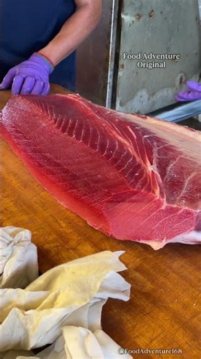 Insane tuna breakdown otoro chutoro akami perfection 😱#BluefinTuna #Sashimi #Otoro