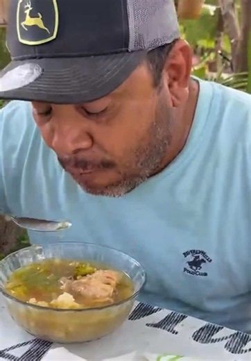Caldazo con el carnal: marisquero y mapache en Facebook