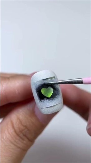 🌿💅Green Glass Beads Nails with a Cat Eye Effect Reminiscent of the Aurora